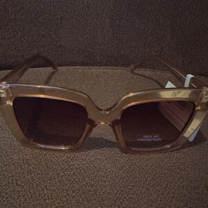 BRAND NEW WITH TAGS FOSSIL 50 MM Women’s cat eye SUNGLASSES.